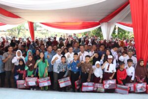 Foto : Penyerahan Bantuan Murid Sekolah di Kabupaten Bengkulu Tengah