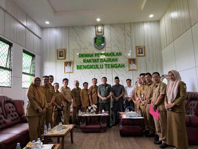 FOTO : DPRD Bengkulu Tengah Bahas Nasib Guru Bantu