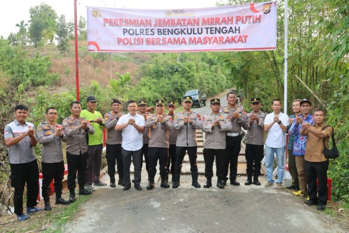 foto : Kapolres AKBP Yanu Rihardi, S.I.K., M.M., Wakapolres Bengkulu Tengah, Ketua Bhayangkari Polres Bengkulu Tengah, Kepala Dinas PUPR Bengkulu Tengah, jajaran Pejabat Utama (PJU) Polres Bengkulu Tengah, pengurus Bhayangkari, Sekcam Semidang Lagan, serta Kepala Desa Bukit.